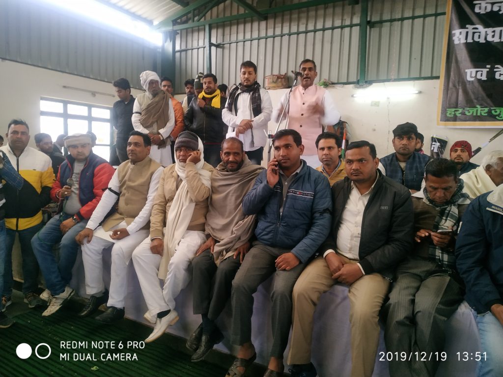 कलियर रेन बसेरा में आहूत हिन्दू मुस्लिम एकता के बैनर तले सर्वदलीय जनता के तत्वधान में हाजी फुरकान विधायक व पूर्व जिला पंचायत चेयरमैन राव आफाक ने भारत के राष्टपति ज्वाइंट मजिस्ट्रेट रुड़की नमामि बंसल के माध्यम से नागरिकता संशोधन विधेयक(cab}2019 के सम्बंध में ग्यापन प्रेषित किया,,,