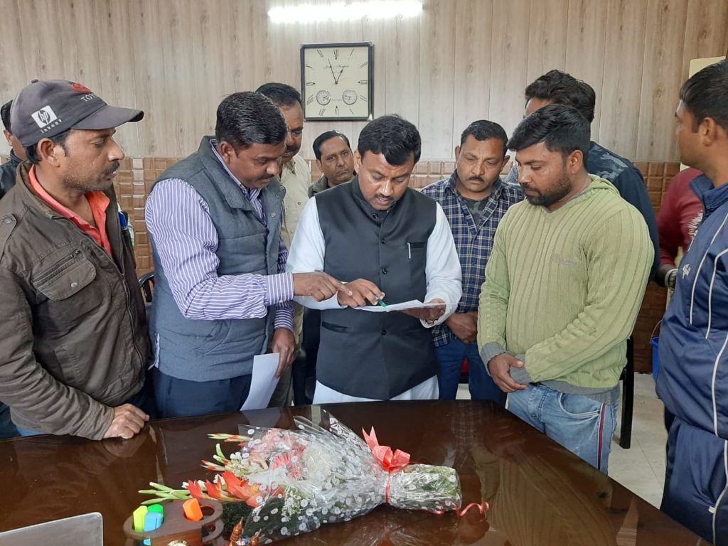 अखिल भारतीय सफाई मजदूर संघ के बैनर तले विभिन मानगो को लेकर संघ के अध्यक्ष ने मेयर गौरव गोयल को दिया ज्ञापन,,,मेयर ने दिया आस्वासन,,,।