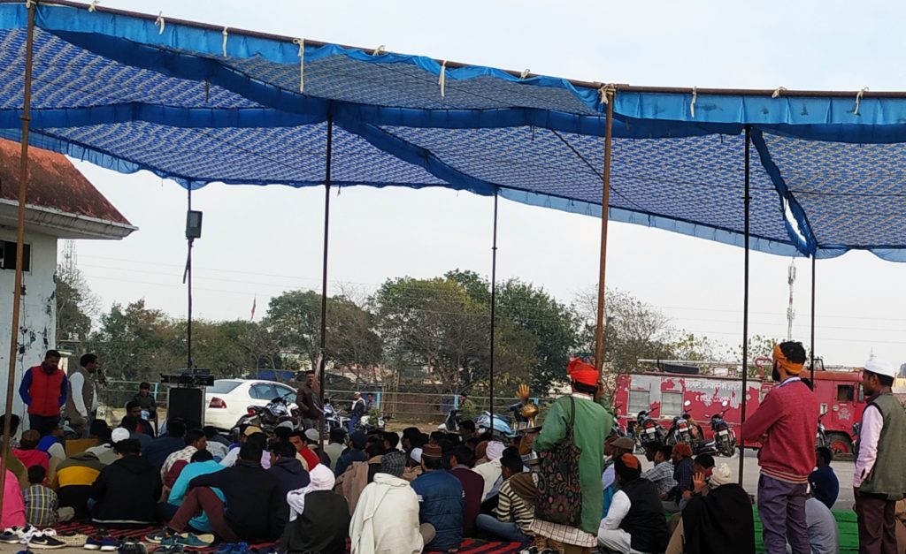 कलियर पार्किंग स्थल पर नागरिकता संशोधन बिल के विरोध में चौथे दिन बढ़ी भीड़,,,,,। कुछ चापलूस लोग प्रशासन व अपने आकाओं  के दबाव में कर रहें हैं धरना प्रदर्शन  का विरोध,,,।