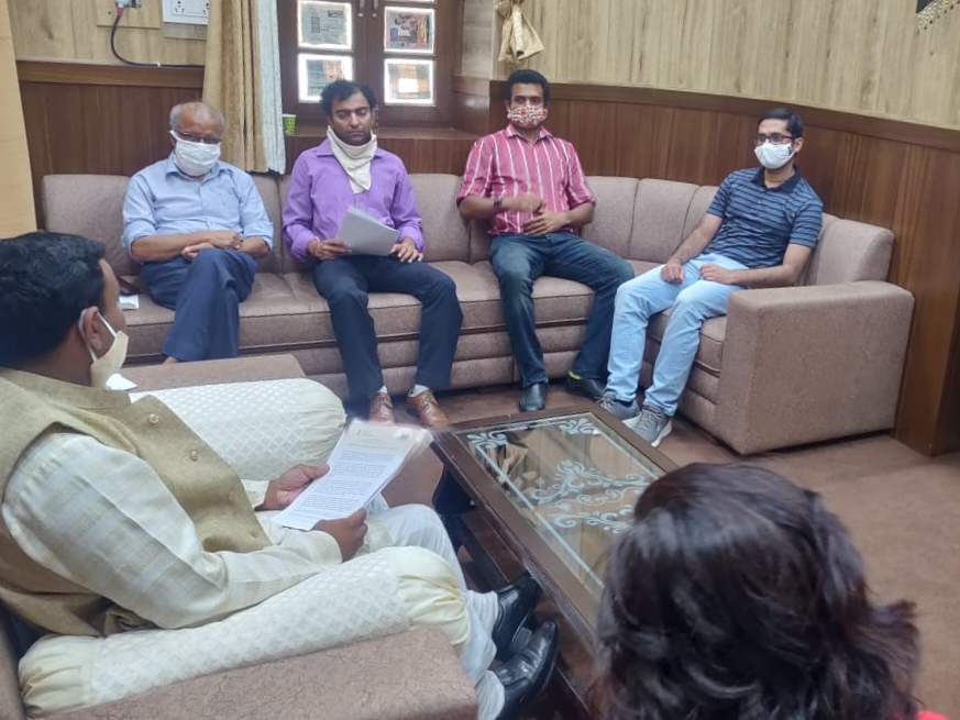 निगम क्षेत्र की जल भराव समस्या का निदान कराने आई आई टी के प्रोफेसरों की शरण मे पहुंचे मेयर गौरव