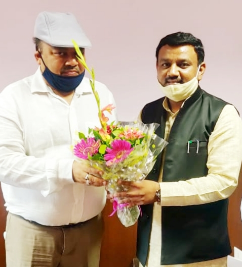 उत्तराखंड के नए मुख्य सचिव ओमप्रकाश के कार्यभार ग्रहण करने के उपरांत सचिवालय स्थित उनके कार्यालय में गुलदस्ता भेंटकर उनको अपनी ओर से दी बधाई,,,।