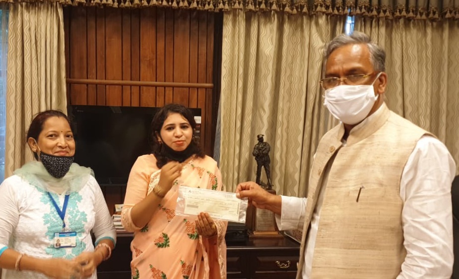 रुड़की नगर निगम की ब्रांड एंबेसडर अंजुम गौर को करुणा योद्धा  के रूप में मुख्यमंत्री ने  किया सम्मानित