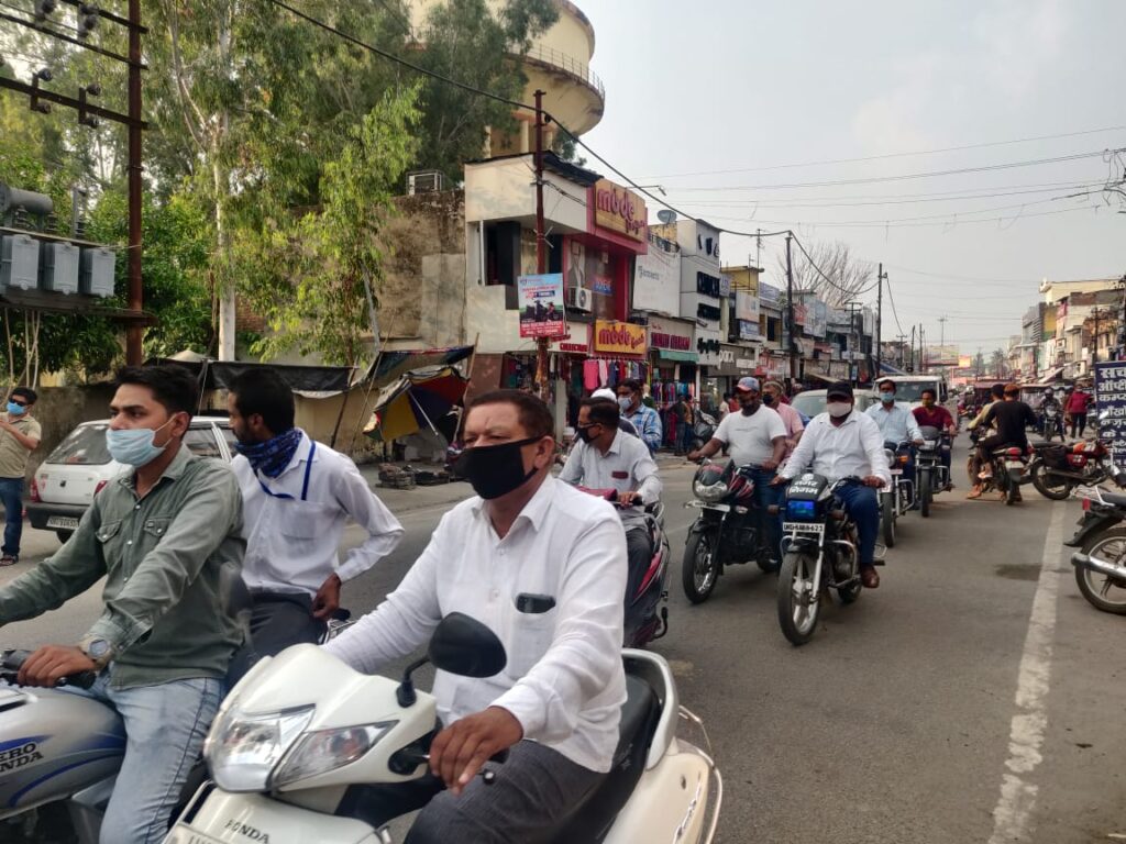 दिनेश कुमार पिंकी के निधन पर नगर निगम की ओर से एक श्रद्धांजलि यात्रा निकाली गई,जिसका शुभारंभ मेयर गौरव गोयल,नगर आयुक्त नूपुर वर्मा तथा सहायक नगर आयुक्त चंद्रकांत भट्ट द्वारा उनके चित्र पर पुष्प अर्पित कर किया गया।