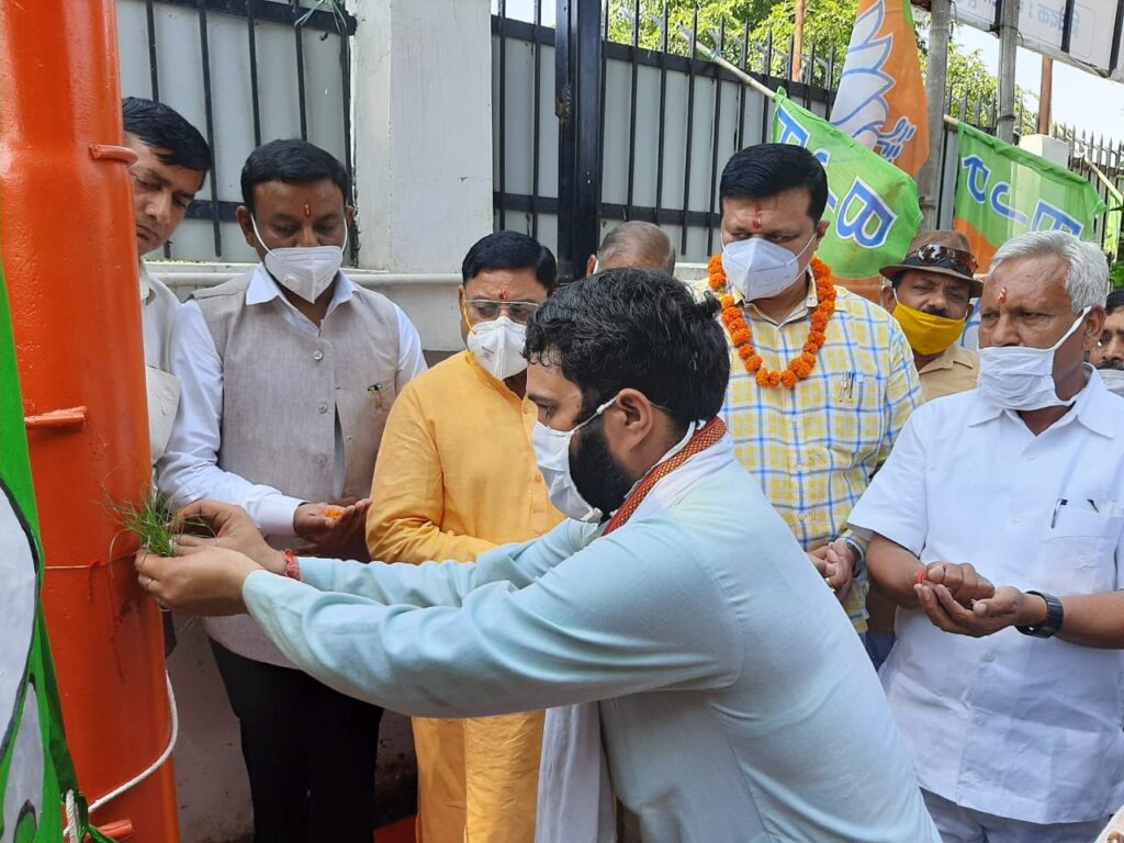 इक्कियावन फीट ऊंचे ध्वज की स्थापना  पूर्व राज्य मंत्री एवं वरिष्ठ भाजपा  विधायक प्रणव चैंपियन के कार्यालय पर विधि-विधान से वैदिक मंत्रों के उच्चारण द्वारा पार्टी ध्वज स्थापित किया गया,,,।