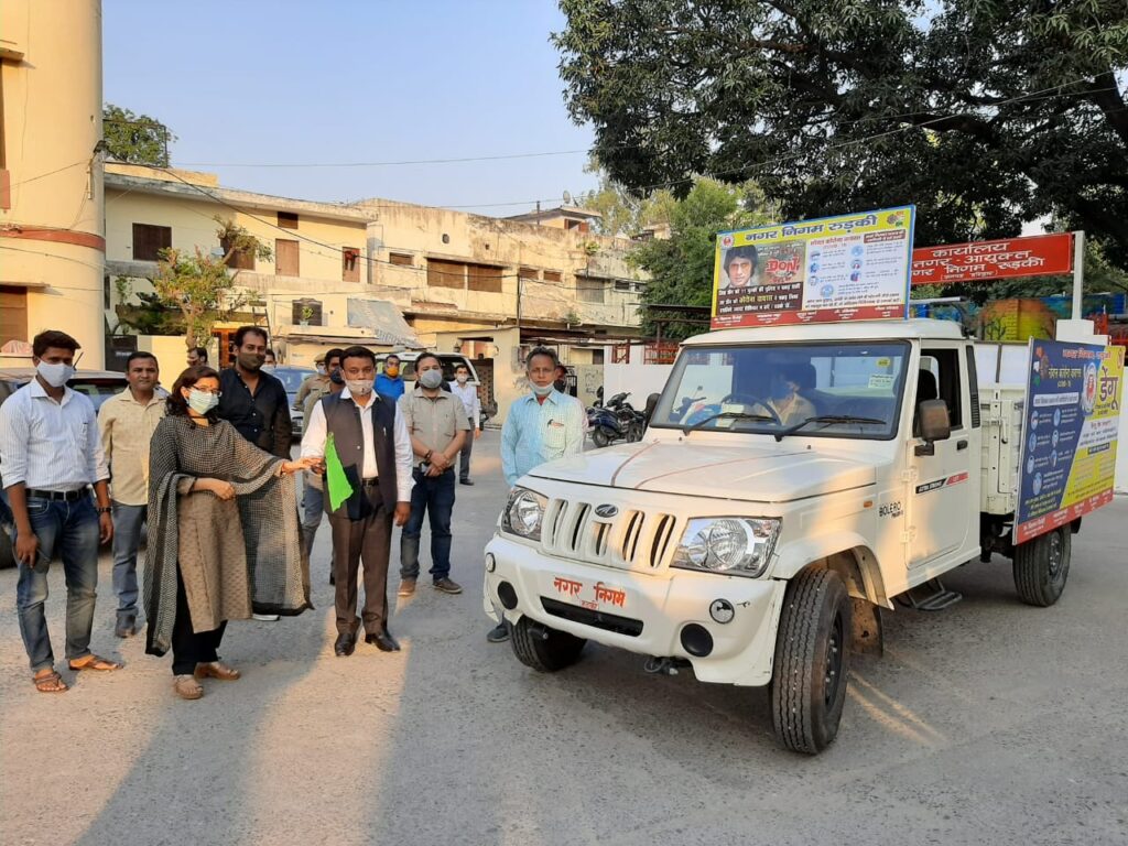 मेयर गौरव गोयल तथा नगर आयुक्त नूपुर वर्मा ने आज स्वच्छता प्रहरी रथ को हरी झंडी दिखाकर किया रवाना ,,,,।