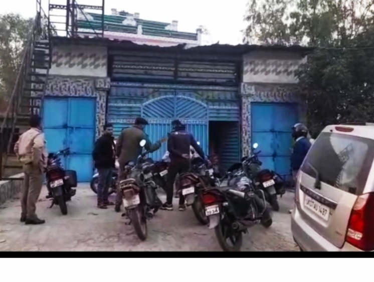 अलीशा ट्रेडर्स बेडपुर चौक स्थित  हार्डवेयर के गोदाम के ताले तोड़कर देर रात्रि 10 लाख के समान पर चोरों ने किया हाथ साफ,सी सी टी वी कैमरे की डीबीआर एलसीडी भी चोर ले गये साथ,पुलिस जांच में जुटी,,,।