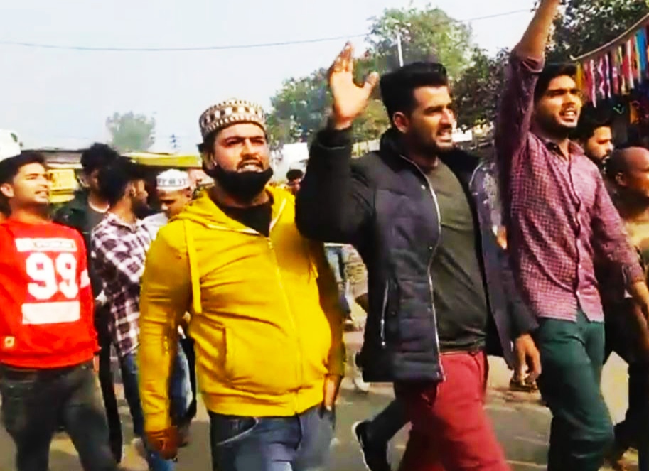 सैकड़ों कार्यकर्ताओं ने पीपल चौक पर इकट्ठे होकर किया केंद्र सरकार के खिलाफ विरोध प्रदर्शन,,,।