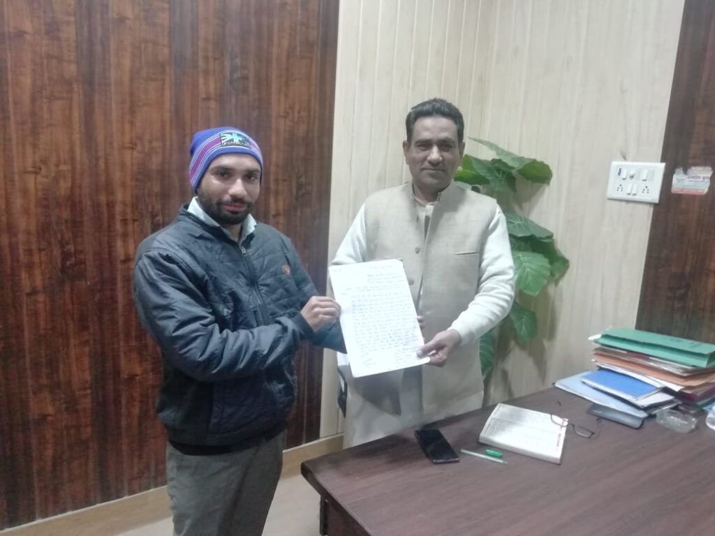 विधान सभा कलियर का विकास मॉडल,,,।  कलियर विधान सभा के धनोरी की 24 वर्षो पूर्व बनी सड़क खस्ता हाल पर बहा रही आंसू ,,,निर्माण के लिये स्थानीय विधायक से की मांग,,,,।