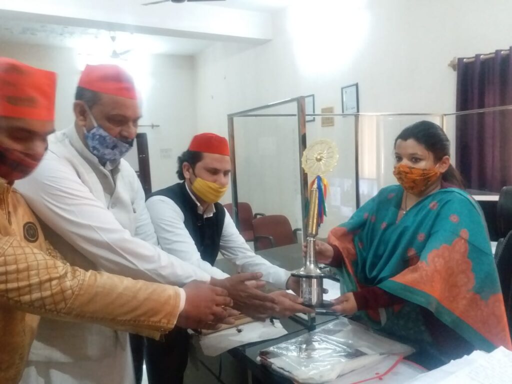 कॅरोना काल मे हर जिम्मेदारी को ज्वाइंट मजिस्ट्रेट नमामि बंसल ने बखूबी निभाया, सपा नेता खालिद व मौसम ने शॉल व ट्रॉफी भेंट कर किया सम्मानित,,,।