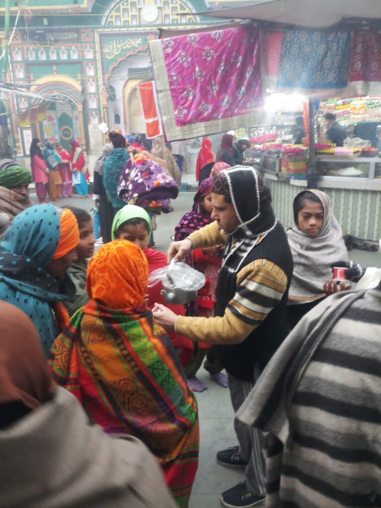 समाजवादी पार्टी की तरफ से की जा रही गरीबो बेसहारा लोगो की मदद ,,,मास्टर मौसम,।