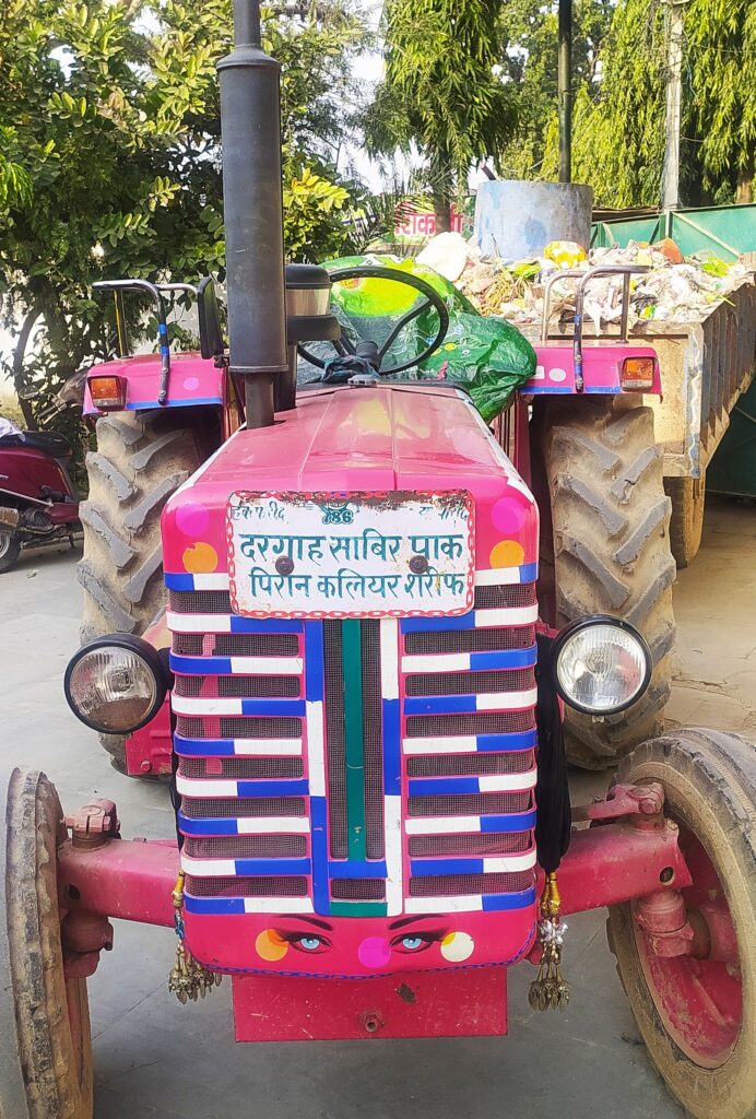 करोड़ो की आय वाली दरगाह के ट्रेक्टर में तेल का टोटा ,कुड़े से भरा ट्रेक्टर खड़ा गेस्ट हाउस में,,,,।