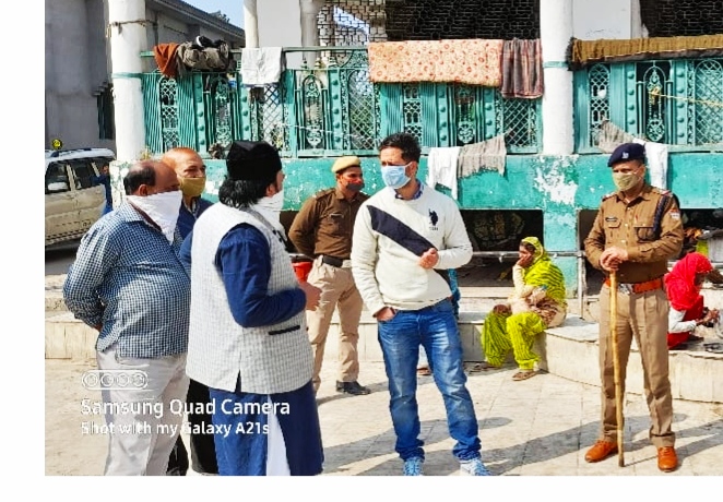एएसडीएम पूर्ण सिंह राणा के निर्देश वार्षिक ठेकेदार स्वयं हटाये प्रशाद की दुकानों से कब्जा,,,।