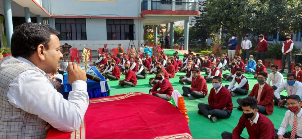 परिश्रमी,ऊर्जावान तथा ईमानदार बनकर ही जीवन में सफलता प्राप्त की जा सकती है।