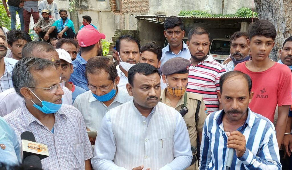 सफाई कर्मियों की हड़ताल समाप्त कराने मेयर गौरव गोयल कई पार्षदों के साथ पहुंचे धरना स्थल ,,,,।