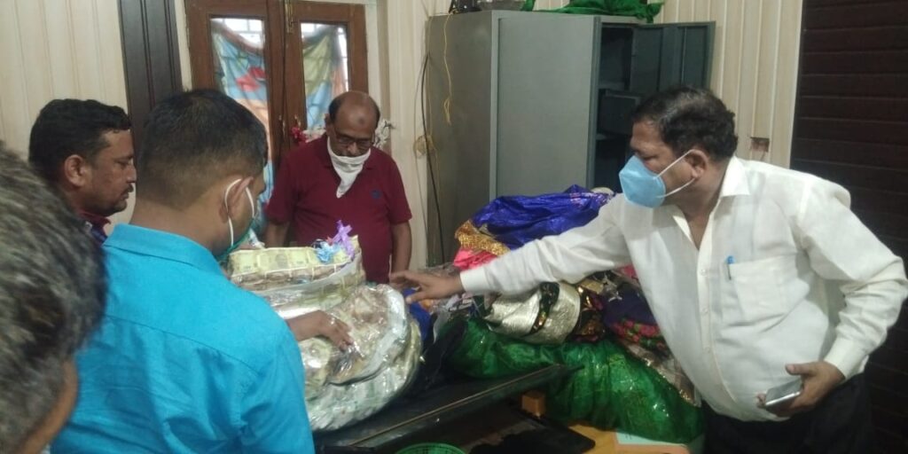 मजिस्ट्रेट रुड़की के निर्देश पर नायाब तहसीलदार ने राव सिकन्दर सुपरवाइजर के द्वारा दस हजार के आरोप में विजिलेंश टीम देहरादून को पकड़वाए गये प्रबंधक हारून के कक्ष से चढ़ावे का सामान निकालकर लेखाकार दरगाह को सौंपा,,,।