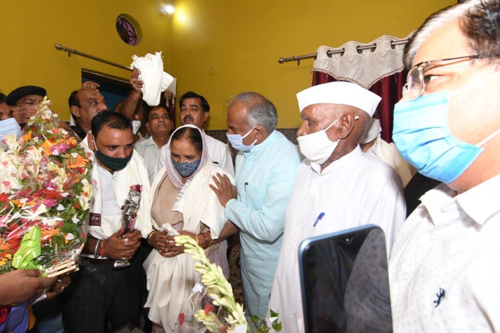 वन्दना कटारिया को केबिनेट मंत्री  अरविंद पांडेय  अन्तर्राष्ट्रीय महिला हाॅकी में उत्कृष्ट प्रदर्शन करने के फलस्वरूप शिक्षा विभाग द्वारा जनपद हरिद्वार की बेटी बचाओ-बेटी पढ़ाओ कार्यक्रम की वर्ष 2020-21 की ब्राण्ड एम्बैसडर घोषित किया,,,,।,