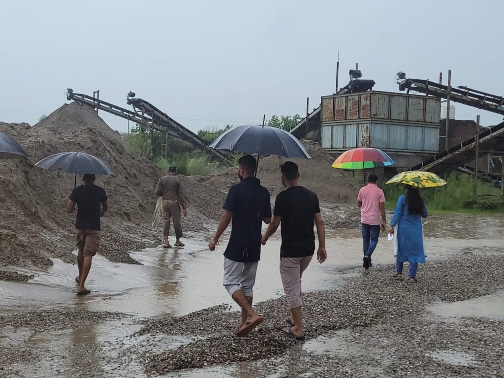 अवैध खनन कर अवैध रूप से उप खनिज तैयार कर उप खनिज का अवैध भण्डारण/परिवहन करने की शिकायत पर जिला अधिकारी के निर्देश पर हुई बड़ी कार्यवाही,,,,।