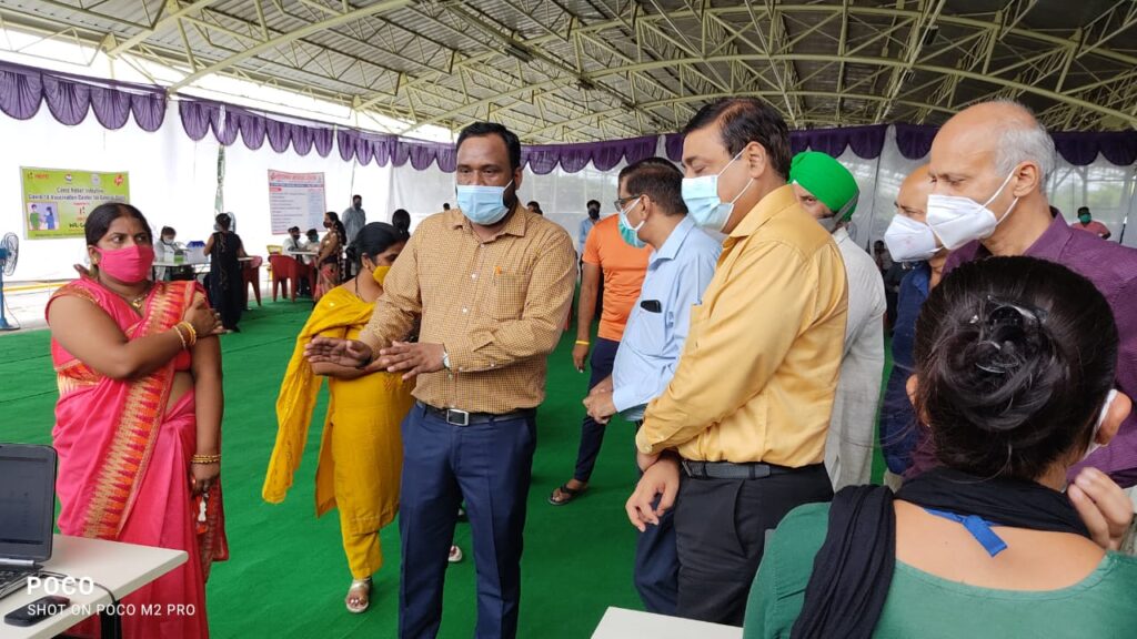 जिलाधिकारी विनय शंकर पांडेय  ने मै0 हीरो मोटो कार्प लि0 के परिसर में स्थापित वैक्सीनेशन केन्द्र का शुभारम्भ करने के पश्चात बारीकी से व्यवस्थाओं को देखा,,,,।