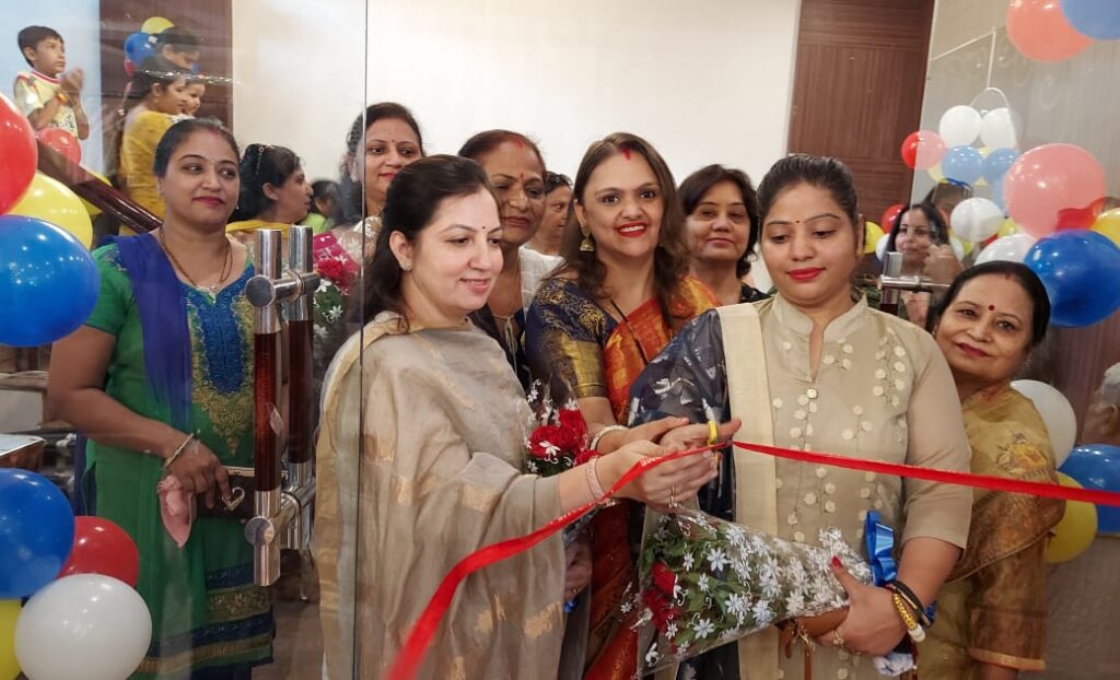 होटल में फैशन एवं लाइफ स्टाइल प्रदर्शनी का उद्घाटन समाज सेविका शालिनी गोयल एवं मनीषा बत्रा तथा पंजाबी सभा महिला विंग की अध्यक्षा पूजा नंदा द्वारा संयुक्त रूप से फीता काटकर किया गया,,,,।