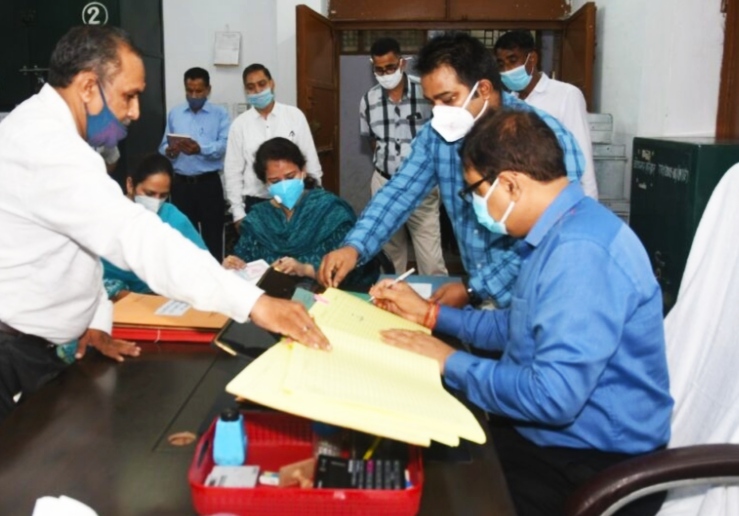 नवनियुक्त जिला अधिकारी विनय शंकर पांडेय ने रोशनाबाद कलेक्ट्रेट पहुंच आज लिया विधिवत चार्ज,,,,।