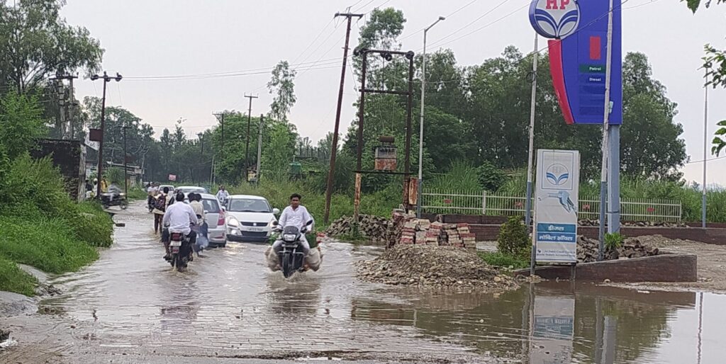 विधायक फुरकान के पेट्रोल पम्प पर हल्की बारिश से बहती विकास की गंगा का लुत्फ उठाते राहगीर,बेखबर पीडब्लूडी अधिकारी,,,,।