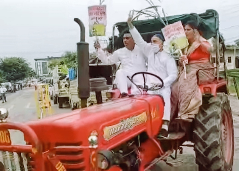 निजामुद्दीन,फुरकान,ममता राकेश ट्रेक्टर से पहुंचे विधानसभा ,हाथों में गन्ने लेकर गन्ने का भाव निर्धारित करने,रुका हुआ भुगतान तुरन्त देने व कृषि कानूनों को वापिस लेने की मांग की,,,,,,।