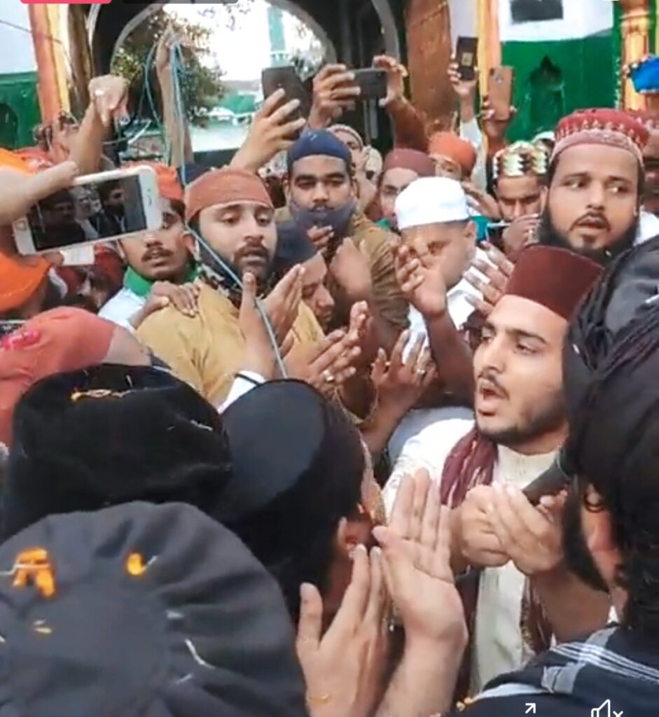 दरगाह बुलन्द दरवाजे पर सज्जादा गद्दीनशीन के द्वारा झंडा कुसाई की रस्म दुआ के साथ हुई अदा,,,कल होगी मेहदी डोरी की पहली रस्म,,,,।