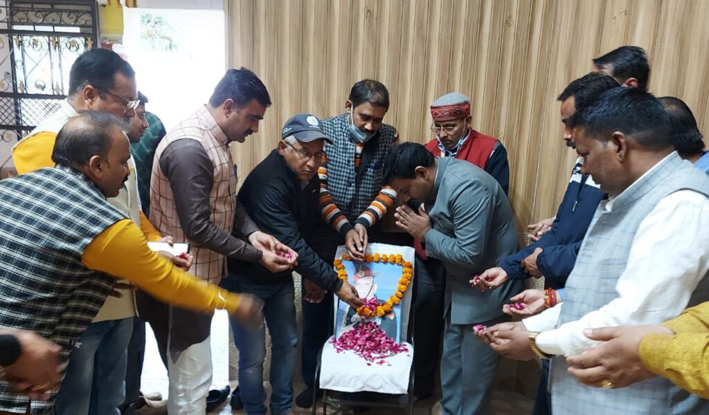 सीडीएस जनरल बिपिन रावत के निधन पर शहर के गणमान्य लोगों ने दो मिनट का मौन धारण कर दी  भावभीनी श्रद्धांजलि ,,,।