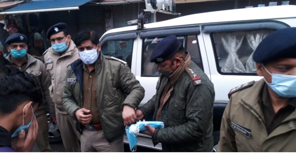 तेजी से बढ़ रही कोविड कि तीसरी लहर की रोकथाम के लिये पुलिस ने निकाली शहर में जनजागरण रैली,,,,।