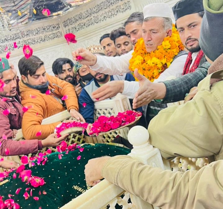 भूरा प्रधान ने कलियर से नामांकन के बाद दरबारे साबिर में फूल व चादर पोशी कर जीत की दुआ मांगी,,,,।