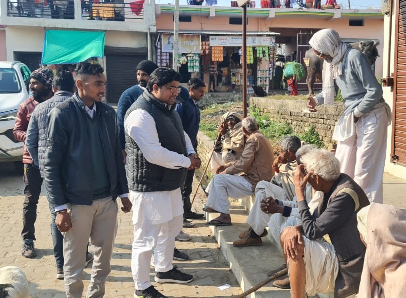 इमलीखेड़ा में डोर टू डोर जाकर अपने पक्ष में वोट करने की शादाब आलम ने की अपील, ,,क्षेत्र में मिल रहा भारी समर्थन,,,,,