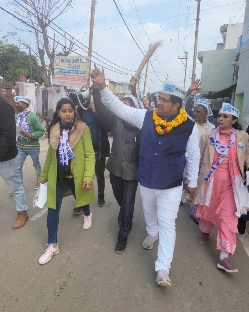 आप प्रत्याशी शादाब ने गांव गांव घर घर जा कर हर दरवाजे पर दस्तक दे मांगे वोट,,,,