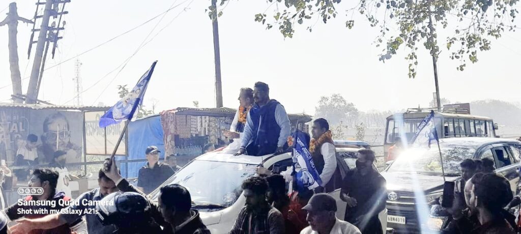 वहीद उर्फ भूरा प्रधान ने पार्टी के राष्ट्रीय अध्यक्ष चंद्रशेखर आजाद रावण के साथ दर्जनों गांव में रोड शो कर शक्ति प्रदर्शन किया,,,