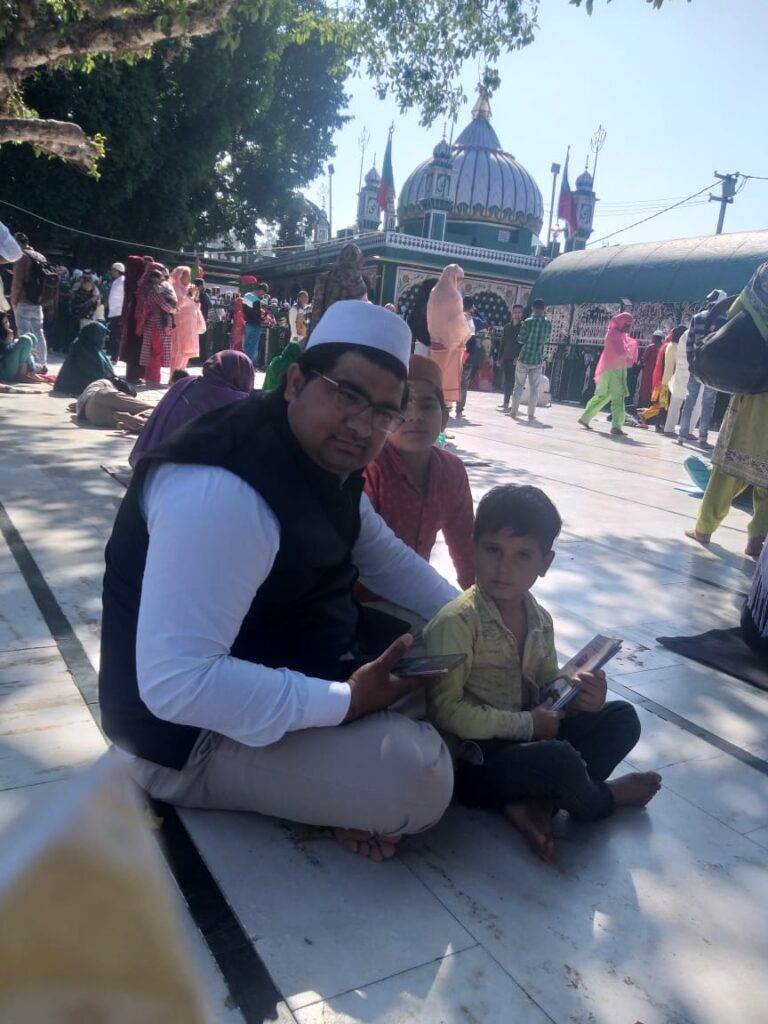 दरगाह सबीरे पाक परिसर में प्रतिबंधित सामग्री बेचते मासूम बच्चे,दरगाह प्रबंधतंत्र नदारत,,,,।