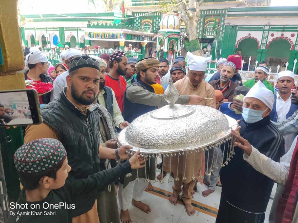यावर ऐजाज़ साबरी की सरपरस्ती में क़व्वाली के साथ ज़ायरीन ने असताना-ए-मुबारक में झूमर पेश कर खराजे अक़ीदत पेश किया और मुराद मन्नतें मांगी,,,