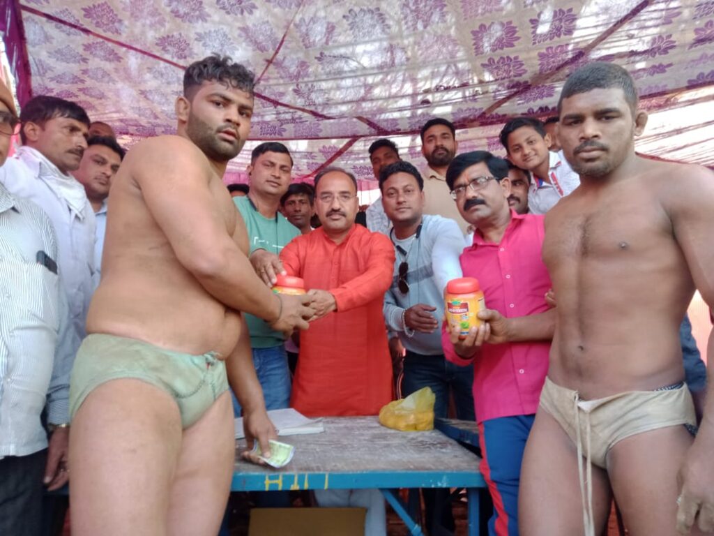 दंगल के समापन पर आज राज्यमंत्री अंकित आर्य ने अपनी स्वदेशी फार्मेसी में बने च्यवन प्रयास के डब्बे पहलवानो को किये भेंट ,,,,