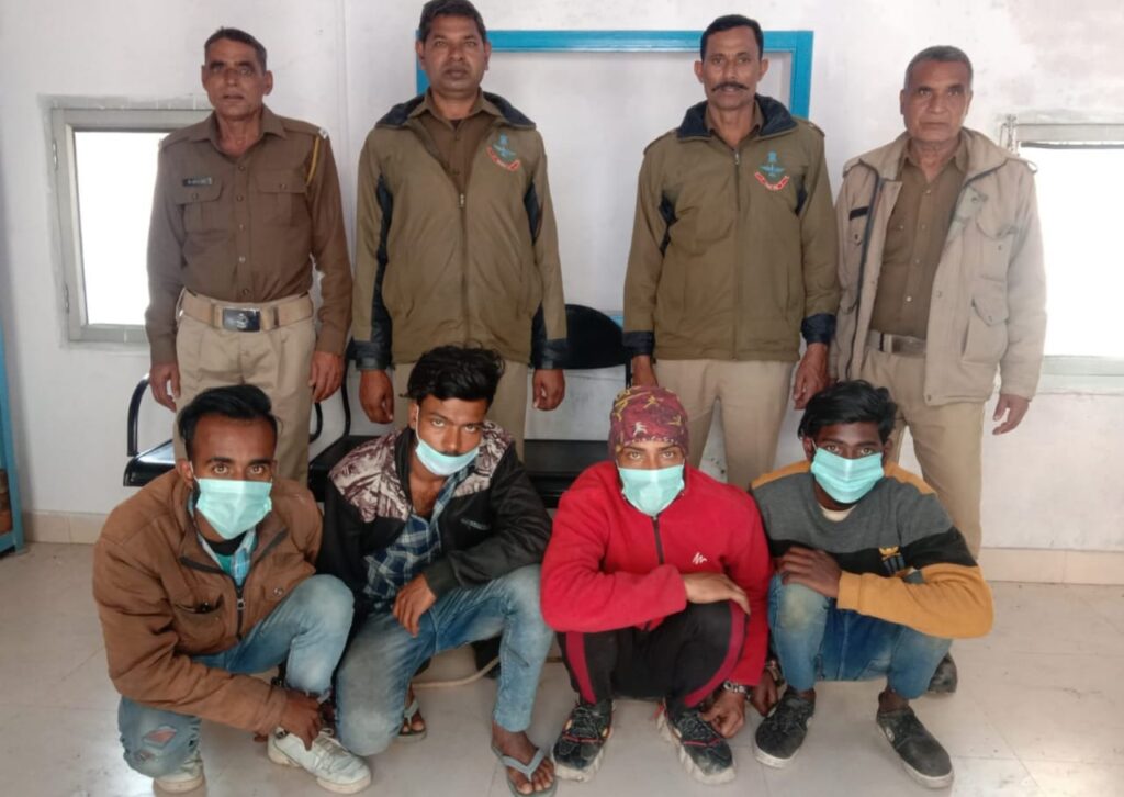 लूट की घटना में शामिल आरोपियों को पुलिस ने गिरफ्तार कर भेजा जेल