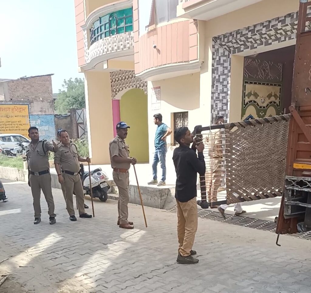 फ़रार आरोपियों की गिरफ्तारी ना होने पर हाई कोर्ट के आदेश के बाद आज गंगनहर कोतवाली पुलिस ने कुर्की कार्यवाही की ,,,