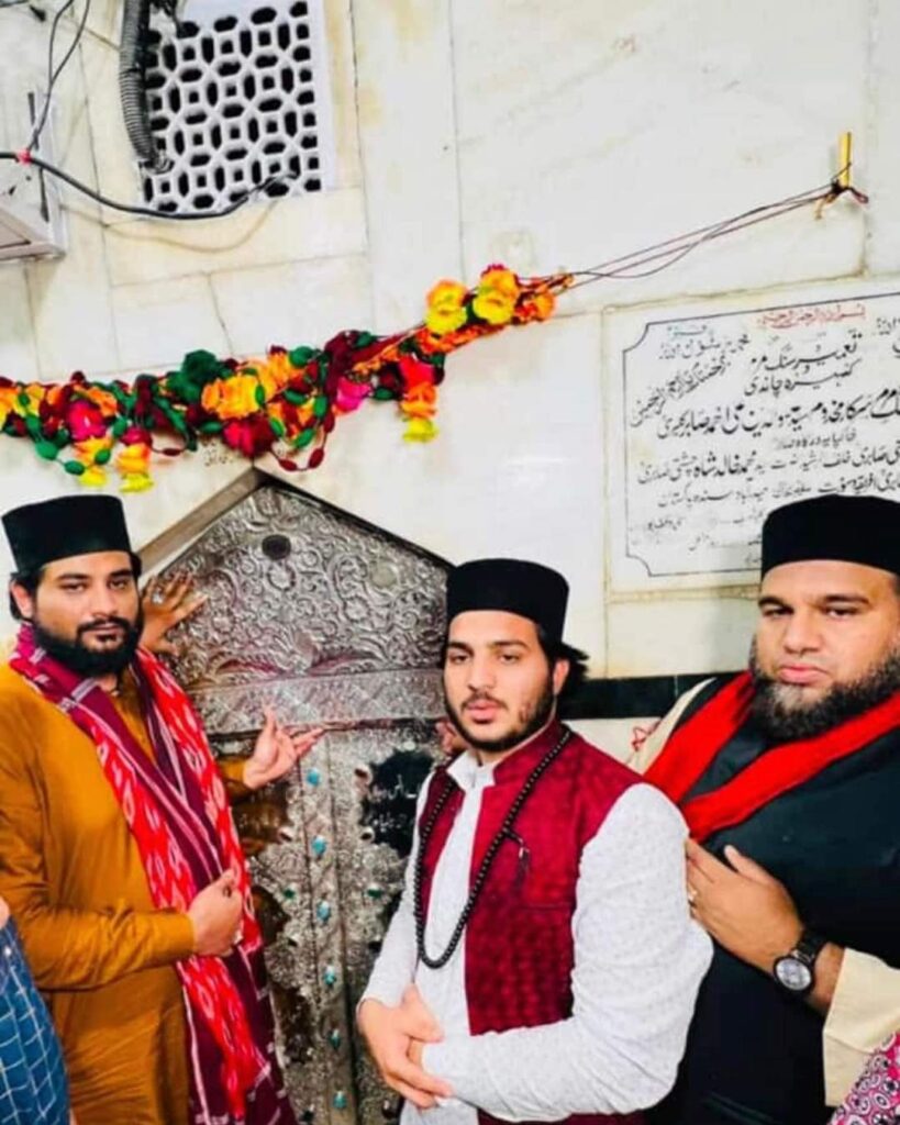 मुंबई के आस्थावान बाबा सुफियान ने गद्दीनशीन की सरपरस्ती में दरगाह सबीरे पाक के 13 किलो चांदी व नायाब पत्थरो से तैयार गेट को किया पेश,,,।