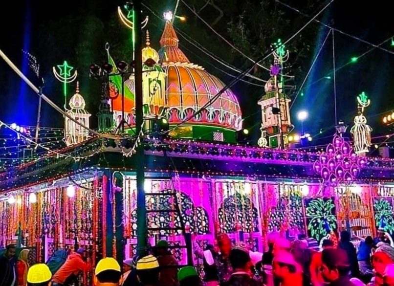 बिना प्रशासनिक कर्मी होते हुवे एक रिटायरमेंट भृष्ट व्यक्ति दरगाह की आय को ईमानदारी का चोला पहन कर कब तक पहुंचाता रहेगा नुकसान ,,,,।