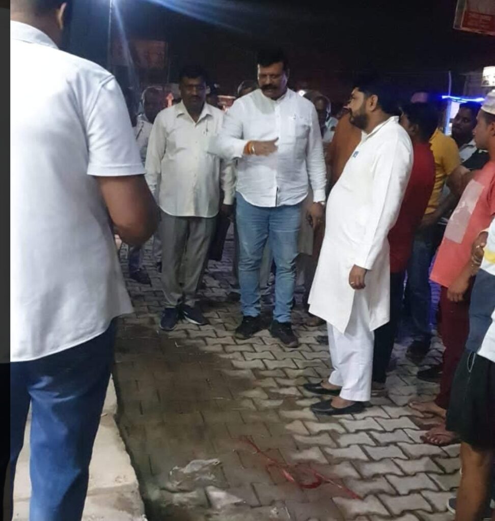 कुंवर प्रणव सिंह पूर्व विधायक ने क्षेत्र का भृमण कर जनता की समस्याएं सुनी ,,,,लोंगो ने कहा ऐसा ही करते रहते तो खराब न होते हालात,,,