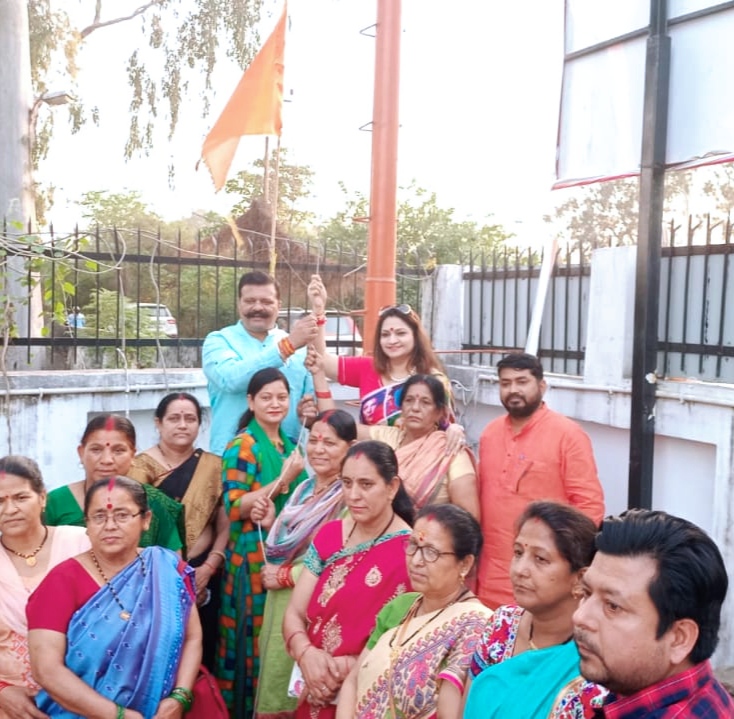 ख़ानपुर के पूर्व विधायक कुंवर प्रणव सिंह व खानपुर की प्रत्यासी रानी देवयानी ने गंगनहर किनारे केम्प कार्यालय पर भाजपा का 42 वा स्थापना दिवस ध्वजारोहण कर मनाया ,,,,