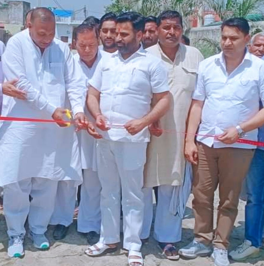 लक्सर विधायक हाजी शहजाद ने क्षेत्र की नाली,सड़कों की बदहाली का निरक्षण कर जल्द ठीक कराने के मौके पर अधिकारियों दिये आदेश,,,,