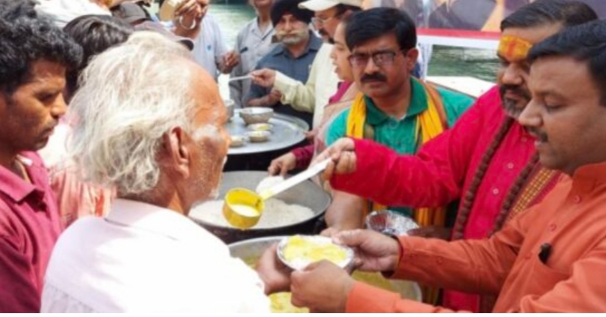 नवरात्रि के समापन अवसर पर गंगा किनारे स्थित पूजा अर्चना कर  मां भगवती से प्रार्थना करते हुए देश में सुख-समृद्धि व शांति की कामना की,,,