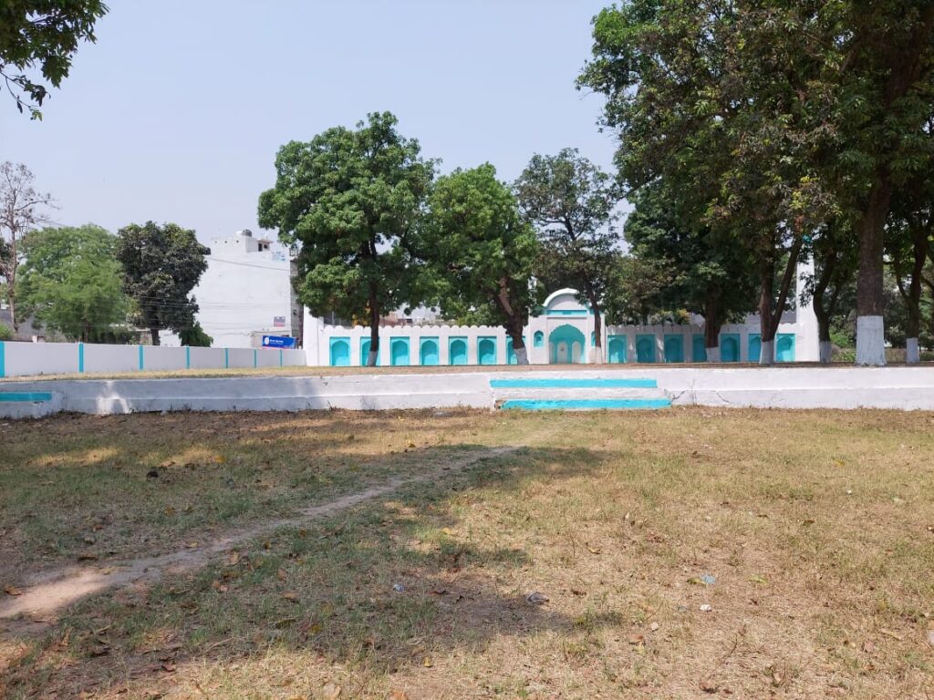 ईद की नमाज के लिये रंगरोगन के साथ साफ सफाई से सजधज कर हुई ईद गाह तैयार,,,