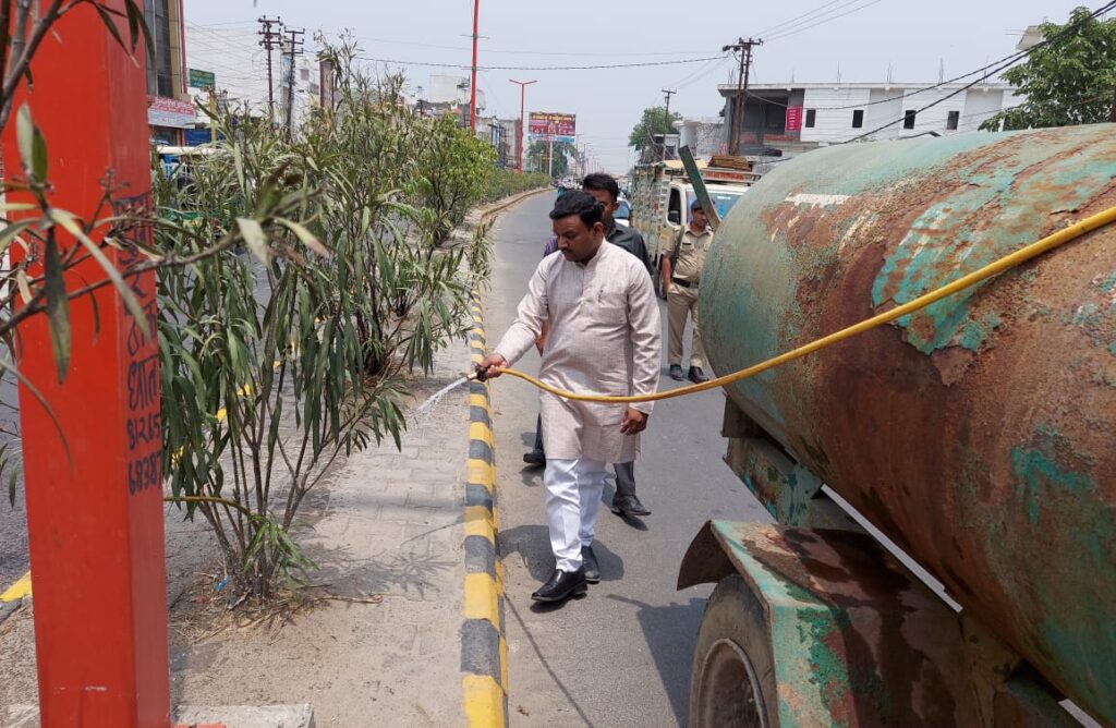 जल के छिड़काव से गर्मी में सड़क पर लगे पेड़ पौधों को मिलेगी राहत,,,,,