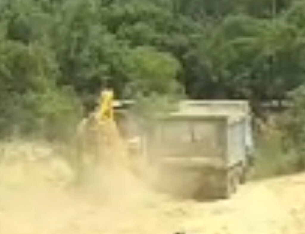 गांव दरियापुर के जंगल से मिट्टी खनन में नेशनल हाइवे के नाम प्रशासन की परमिशन का खुलमखुला दुरुपयोग कर राजस्व को लगाया जा रहा चुन्ना,,,,