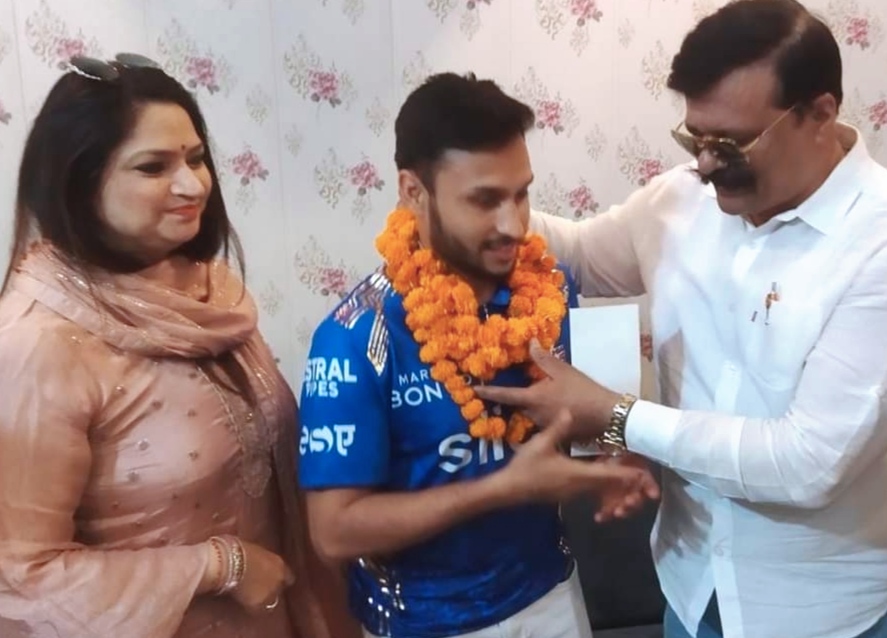 अंतरराष्ट्रीय किर्केट खिलाड़ी आकाश व राष्ट्रीय दिव्यांग किर्केट खिलाड़ी मनोज का गांव पहुंच कर रानी देवयानी व चैम्पियन ने किया स्वागत,,,