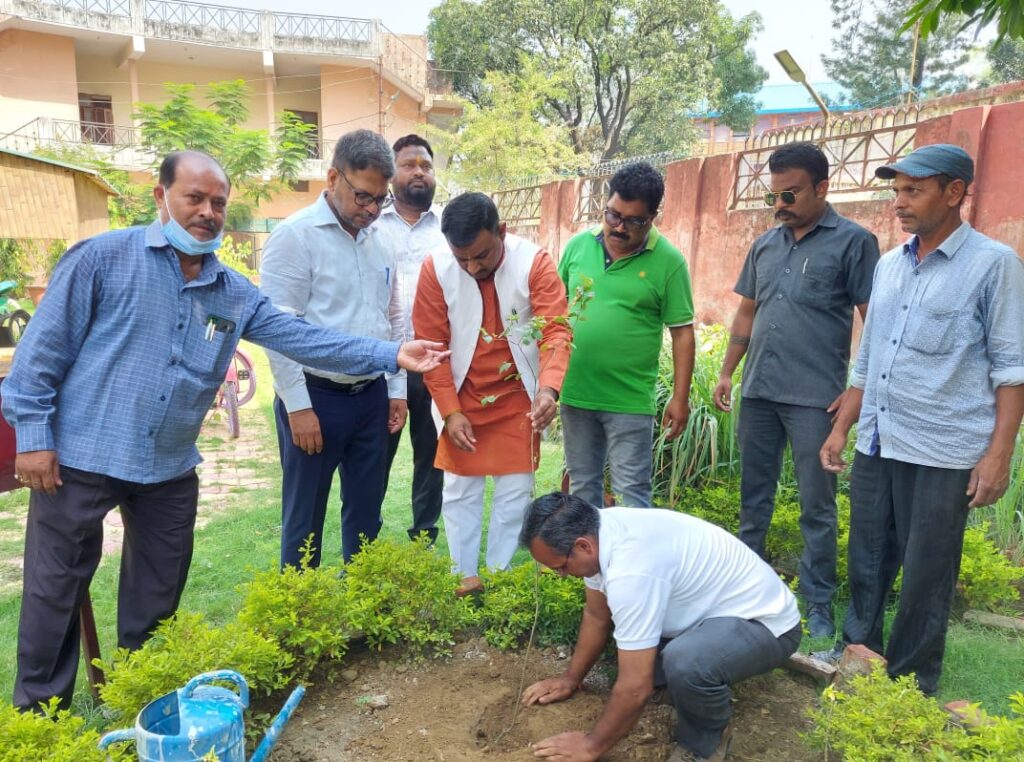 वातावरण को बेहतर बनाने के लिए प्रत्येक घर में एक वृक्ष लगाना जरूरी,,,,नगर आयुक्त विजयनाथ शुक्ला