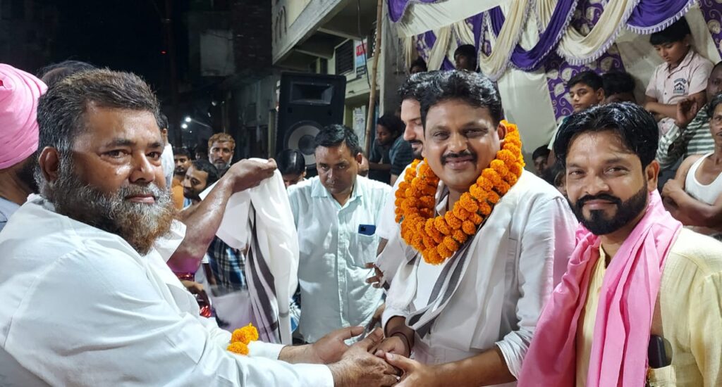 वरिष्ठ कांग्रेसी नेता सचिन गुप्ता तथा समाजसेवी रोबिन चौधरी ने उस्ताद,खलीफाओं का इमली रोड़ पर किया सम्मान ,,,